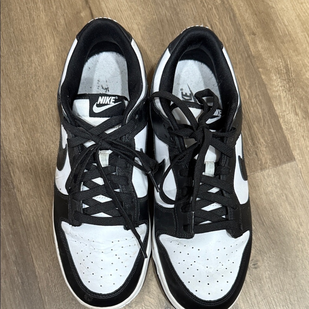 Nike Men's Classic Black and White Sneakers - Picture 12 of 14